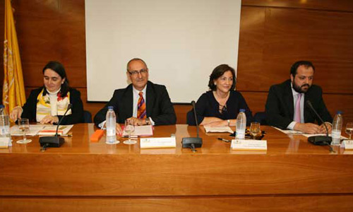 La presentación de «Finanzas para todos» es acogida con gran entusiamo entre el público asistente
